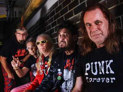 Visací Zámek / PINK WHALE