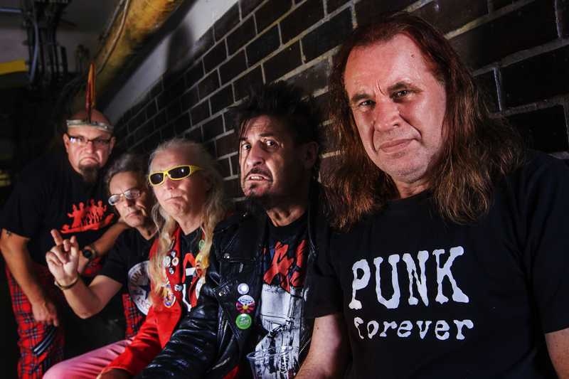 Visací Zámek / PINK WHALE